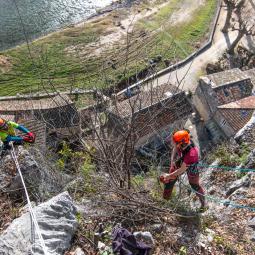 Débroussaillement sur corde en falaise ardèche