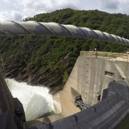 Travaux acrobatiques en ardèche barrage
