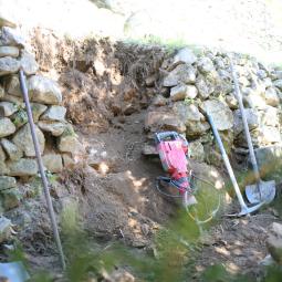 reparation de mur en pierre seche avec la pierre locale