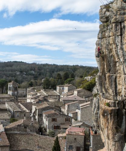 Travaux de purge de végétaux en falaise
